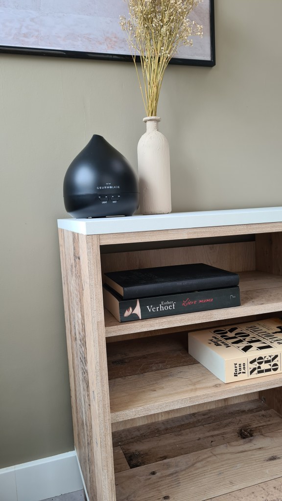 Aromadiffuser van geurwolkje in interieur