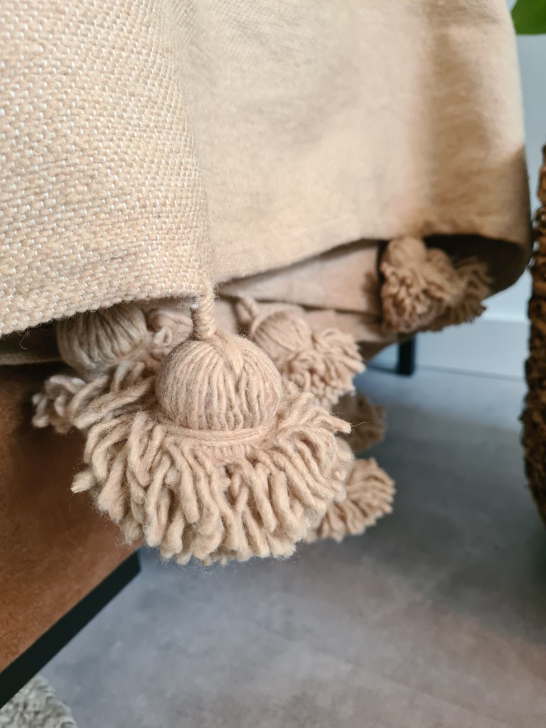 Sprei en/of beige kleed met pompon 